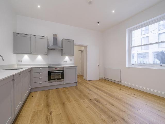 Russell Gardens London W14 1 bed flat to rent £2,300 pcm £531 pw