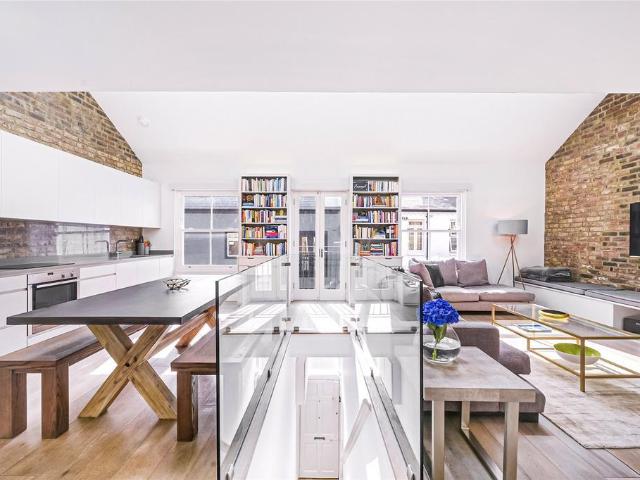 Russell Gardens Mews, London, W14 2 bed mews to rent £4,000 pcm £923 pw
