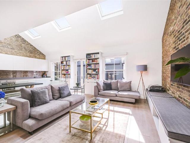 Russell Gardens Mews, London, W14 2 bed flat to rent £8,000 pcm £1,846 pw