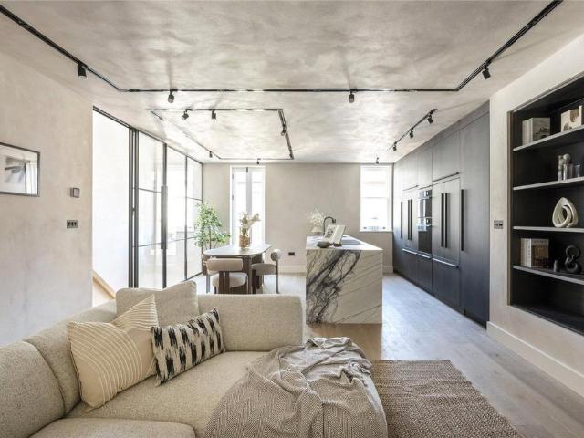Russell Gardens Mews, London, W14 3 bed mews to rent £15,167 pcm £3,500 pw