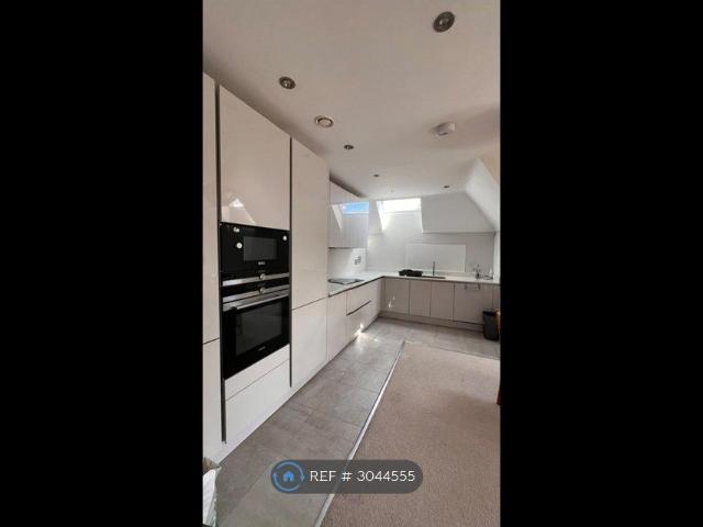 Russell Hill, Purley CR8, 2 bed flat to rent, £2,000 pcm | PrimeLocation