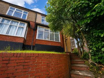 Russell Rise, Luton, Bedfordshire. 1 bed apartment to rent £1,000 pcm £231 pw