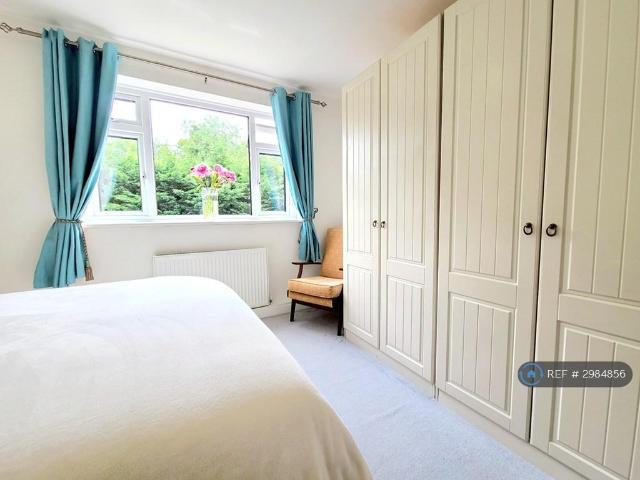 Russell Road, Buckhurst Hill, IG9 1 bed flat to rent £1,600 pcm £369 pw