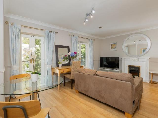 Russell Road, Kensington, London, W14 1 bed flat to rent £2,799 pcm £646 pw