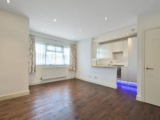 Russell Road, Hendon, London, NW9 3 bed flat to rent £2,384 pcm £550 pw