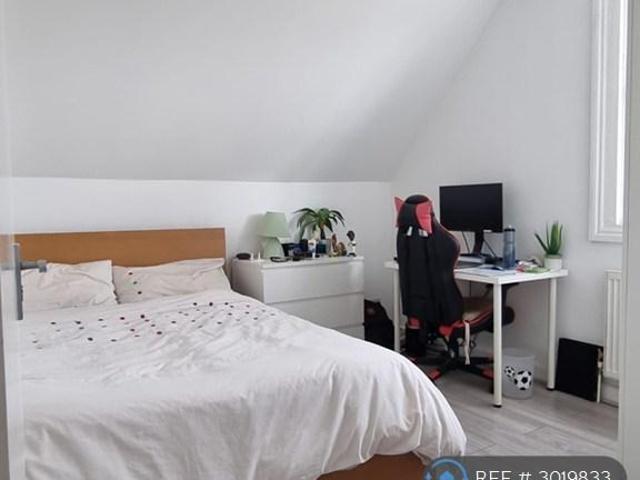 Russell Road, London, N13 4 bed flat to rent £2,850 pcm £658 pw