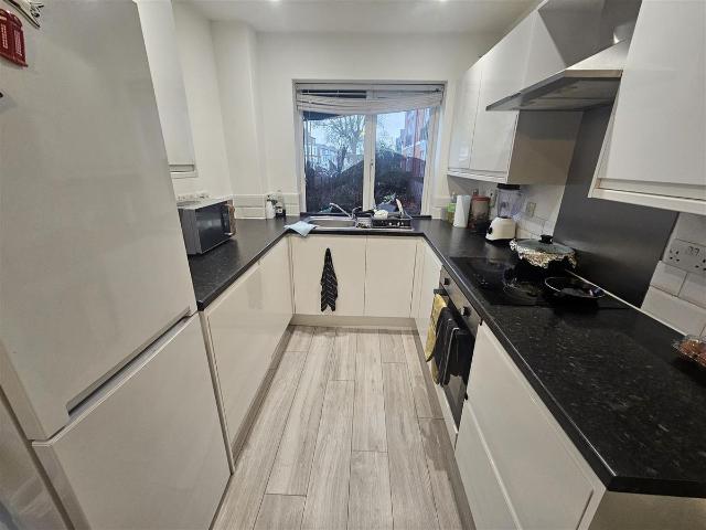 Russell Road, Nottingham NG7, 2 bed flat to rent, £1,050 pcm | PrimeLocation