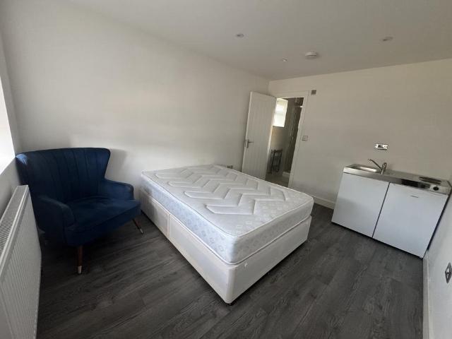 Russell Road, Tilbury RM18 Studio to rent £850 pcm £196 pw