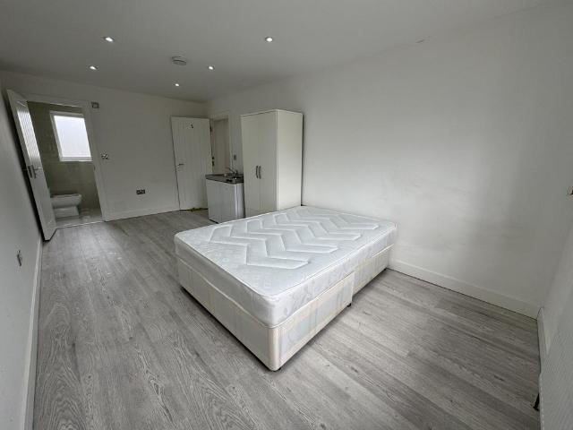 Russell Road, Tilbury RM18 Studio to rent £900 pcm £208 pw
