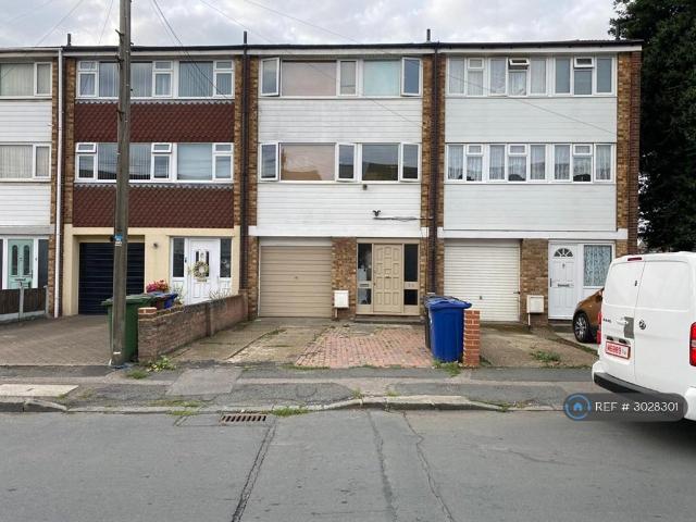 Russell Road, Tilbury, RM18 3 bed terraced house to rent £1,900 pcm £438 pw