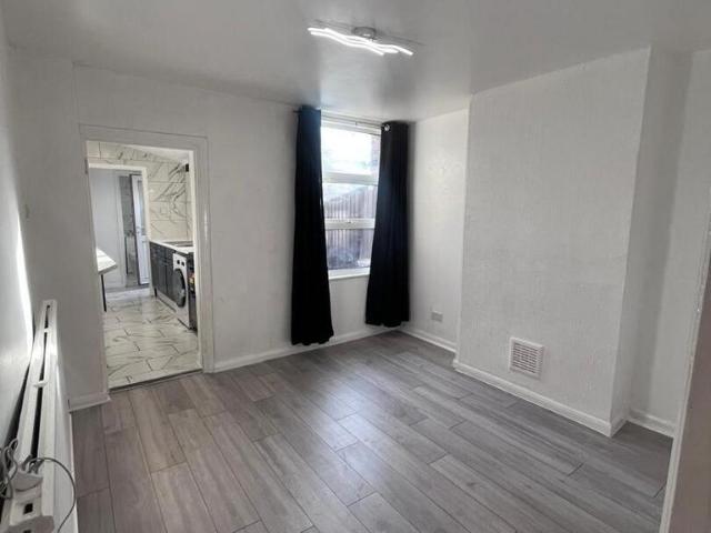 Russell Street, Luton 3 bed house to rent £1,700 pcm £392 pw