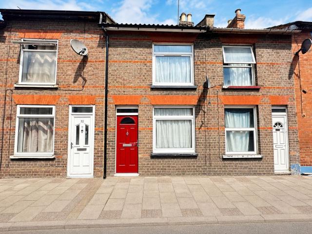 Russell Street, Luton, Bedfordshire LU1, 2 bed terraced house to rent, £1,200 pcm | PrimeLocation