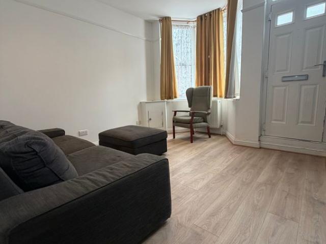 Russell Street, Luton LU1, 3 bed terraced house to rent, £1,575 pcm | PrimeLocation