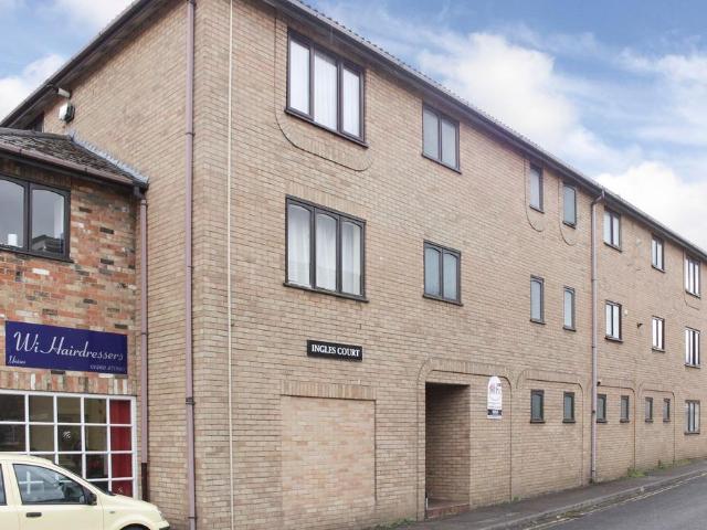Russell Street, St. Neots PE19 2 bed flat to rent £950 pcm £219 pw