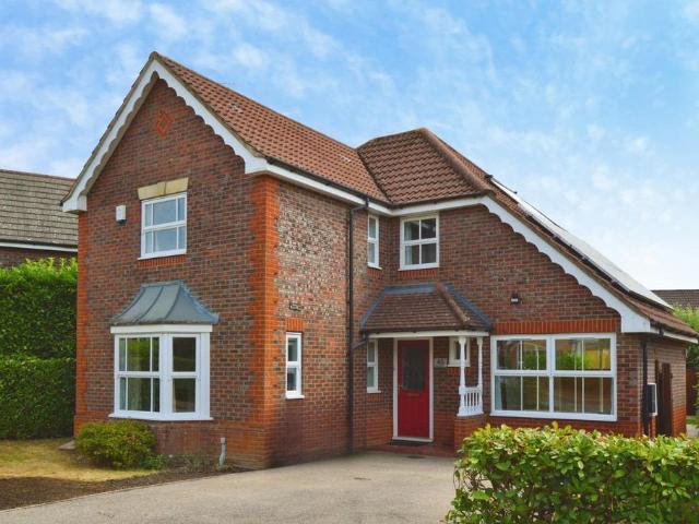 Russet Drive, St Albans, AL4 4 bed detached house to rent £3,750 pcm £865 pw