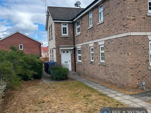 Russet Drive, Red Lodge, Bury St. 2 bed flat to rent £1,100 pcm £254 pw