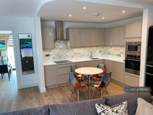 Rutherford Court, London, SW19 2 bed maisonette to rent £2,500 pcm £577 pw