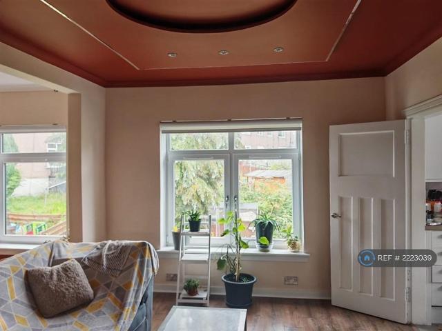 Rutherglen, Glasgow, G73 2 bed flat to rent £1,050 pcm £242 pw