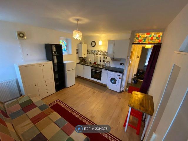 Ruthin Close, Luton LU1, Studio to rent, £695 pcm | PrimeLocation