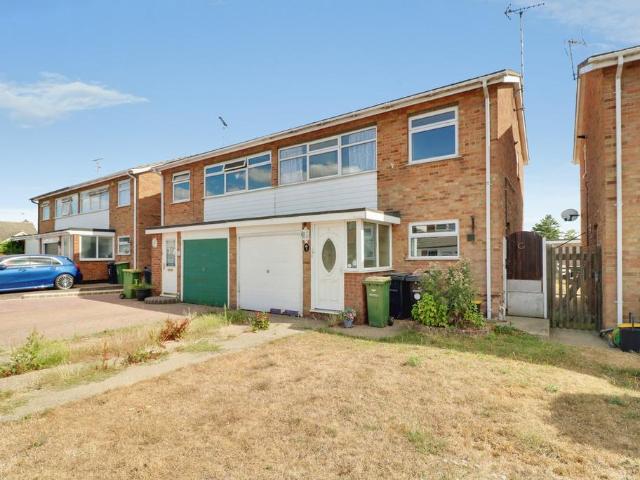 Rutland Gardens, Rochford, SS4 3 bed semi detached house to rent £1,750 pcm £404 pw
