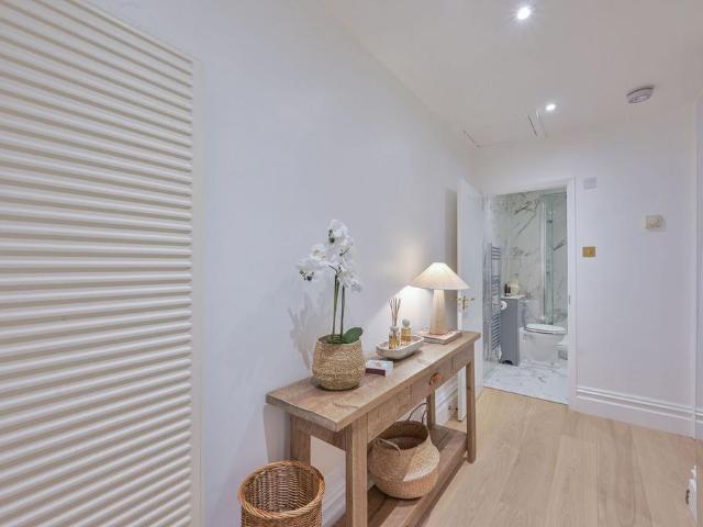 Rutland Gate, Knightsbridge, London, SW7 Studio to rent £4,074 pcm £940 pw