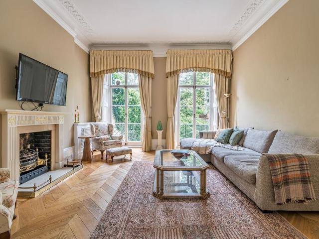 Rutland Gate, Knightsbridge, London, SW7 3 bed flat to rent £6,000 pcm £1,385 pw