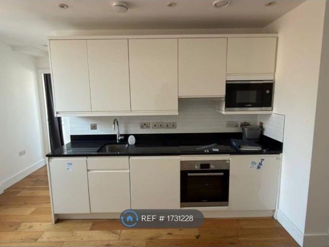 Rutland House, Epsom KT18, 1 bed flat to rent, £1,300 pcm | PrimeLocation