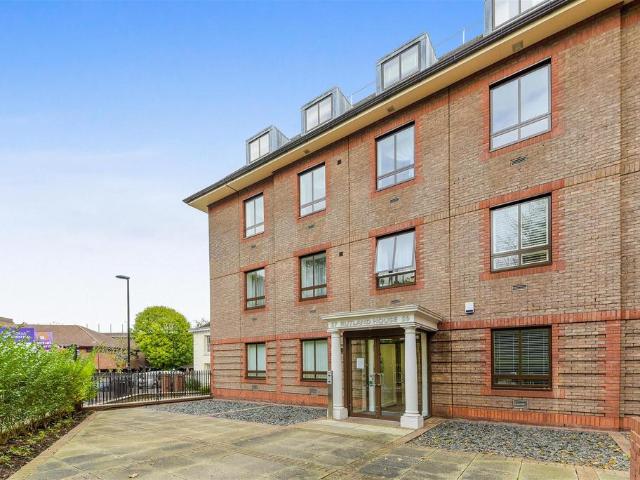 Rutland House, Epsom KT18 1 bed flat to rent £1,350 pcm £312 pw