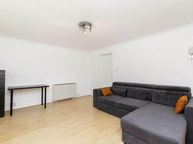 Rutland Park, London, NW2 4RG, United Kingdom | 2 bed apartment for rent #140398000 | Rentberry