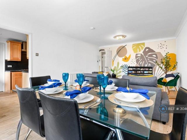 Rutland Place, Bushey, WD23 2 bed flat to rent £1,850 pcm £427 pw