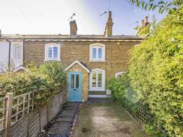 Rutland Road, Twickenham TW2 2 bed house to rent £2,250 pcm £519 pw