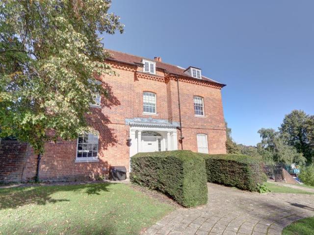 Rutland Street, Buckinghamshire HP11 2 bed apartment to rent £1,750 pcm £404 pw