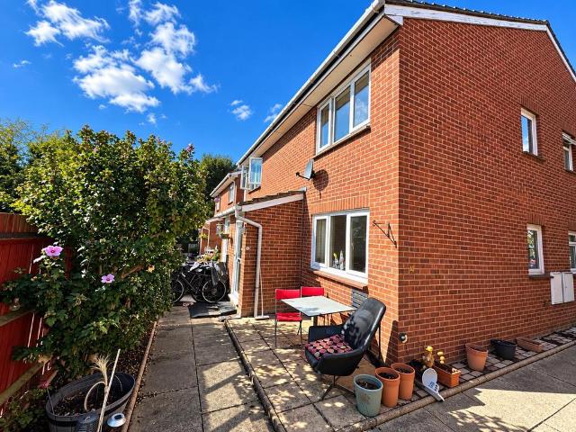 Ruxley Mews, EPSOM 1 bed terraced house to rent £1,300 pcm £300 pw