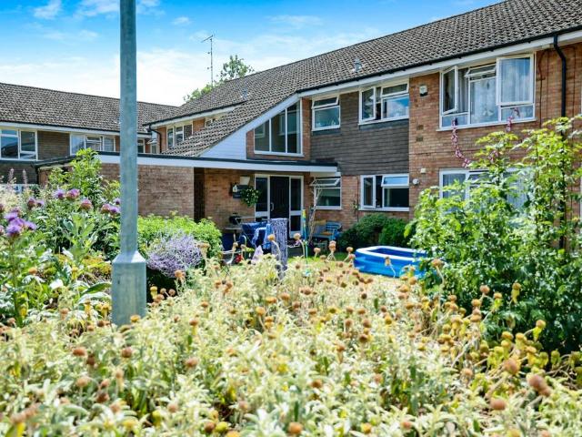 Ryman Court, Stag Lane. 2 bed flat to rent £1,600 pcm £369 pw
