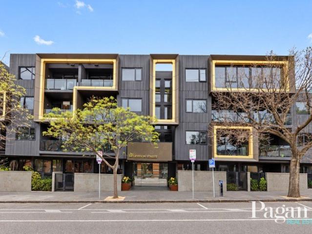 RYAN & LEVESON: Contemporary North Melbourne Living with Rooftop Entertaining