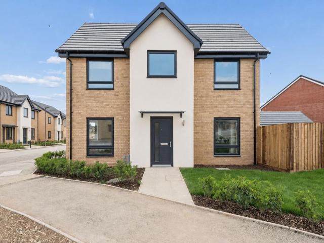 Ryan Place, Stevenage SG1 3 bed detached house to rent £2,105 pcm £486 pw