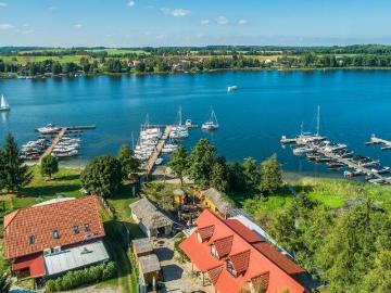 Port turystyczny z tawerną nad jeziorem Boczne Niegocin