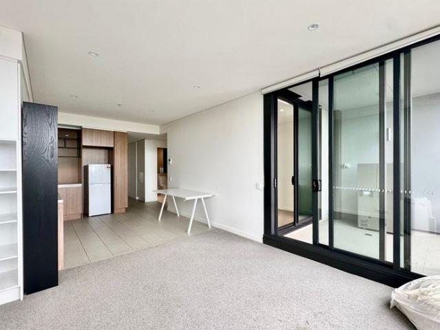 Ryde Garden! Stunning Partial Furnished ONE Bedroom + Study Apartment With Harbour Bridge View For Rent!