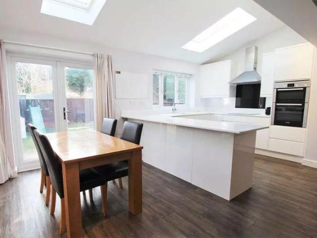 Rydes Avenue, Guildford GU2 3 bed semi detached house to rent £2,595 pcm £599 pw