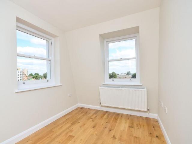 Rye Lane, Peckham, London, SE15 2 bed flat to rent £1,975 pcm £456 pw