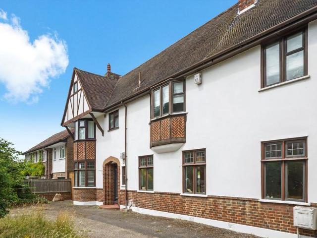 Ryecroft Road, London SW16 3 bed flat to rent £3,200 pcm £738 pw
