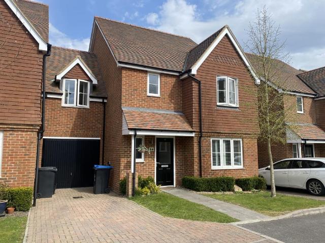 Ryeland Road, Burgess Hill RH15 4 bed link detached house to rent £2,400 pcm £554 pw