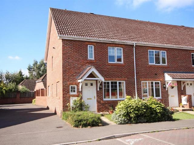 Rykmansford Road, Fleet GU51 3 bed detached house to rent £1,900 pcm £438 pw
