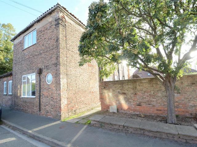 Rythergate, Cawood 3 bed semi detached house to rent £1,400 pcm £323 pw