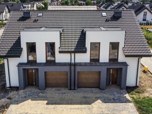 Zapraszam do obejrzenia nowoczesnego bliźniaka 111,48 m² z garażem w stanie surowym