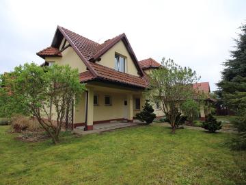 Przestronny dom z kominkiem, garażem i fotowoltaiką