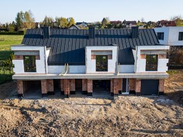Dom szeregowy 117,49 m2 z garażem i ogrodem, stan surowy