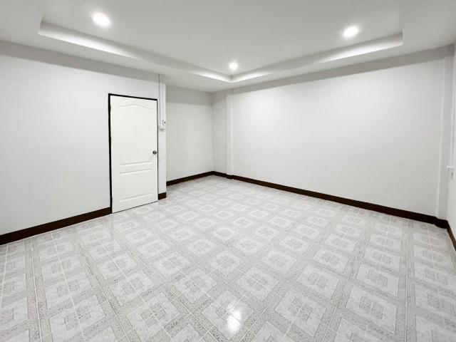 S233 [ขาย] ทาวน์เฮาส์รีโนเวทใหม่ทั้งหลัง หมู่บ้านฉัตรมณี 2 พุทธมณฑลสาย 4 เพียง 1.99 ล้านบาท
