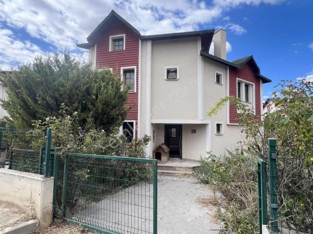 Sıncan Temelli Ihlamurkentte Sitede 6+1 Natamam Satılık Villa