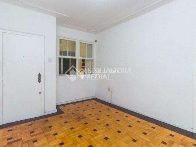 São 70m² distribuídos em 02 Dormitórios com armários, living, cozinha com armários, área de serviço